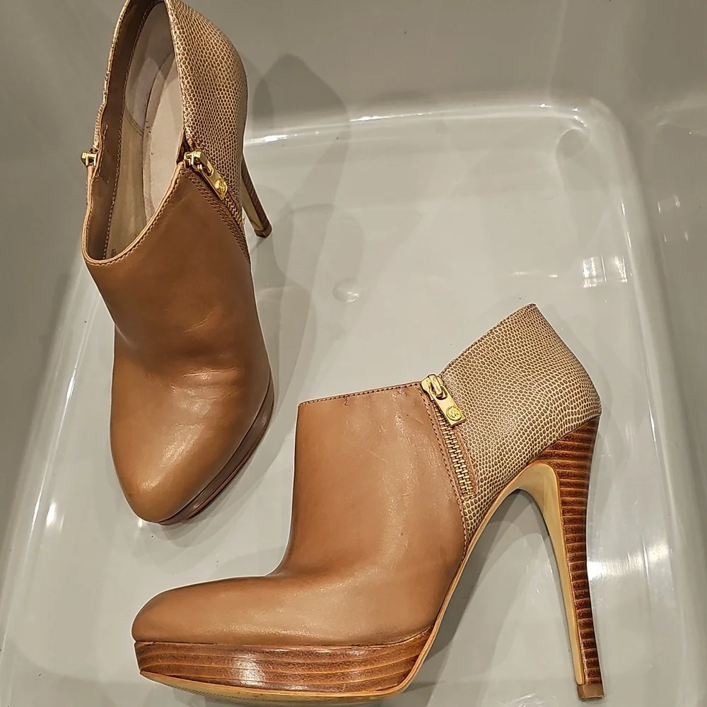 MICHAEL KORS Elegant Taupe Tan Leather Booties